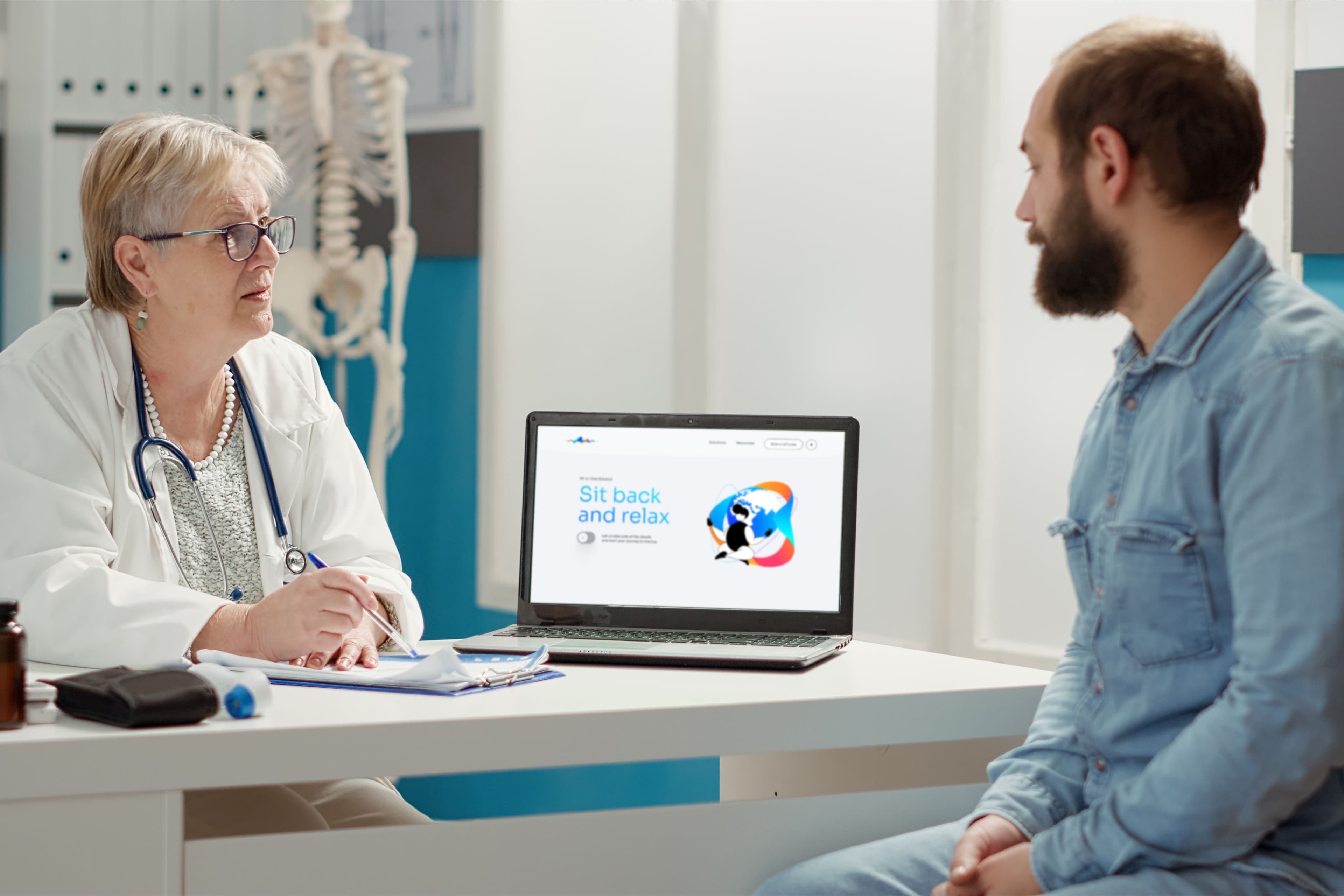 Doctor showing patient the Obenan website on a laptop